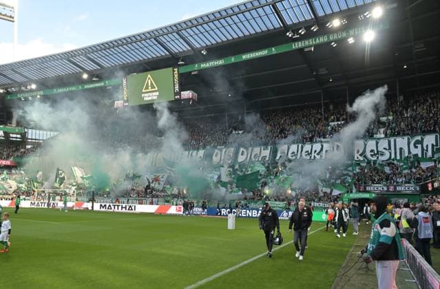 GER, 1. FBL, SV Werder Bremen vs FC St. Pauli 04.10.2025, wohninvest Weserstadion, Bremen, GER, 1. FBL, SV Werder Bremen vs FC St. Pauli im Bild picture shows Pyrotechnik. Feuer. Bengalos. Rauch. Fahnen Banner Stimmung Emotionen Fans Choreo SV Werder Bremen Gruen und Weiss glaenzt die Kurve, die dich feiernd besingt. Einlauf der beiden Mannschaften