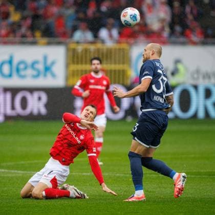 Fabian Kunze (1.FC Kaiserslautern) im Zweikampf mit Philipp Hofmann (VfL Bochum), 1. FC Kaiserslautern vs VFL Bochum Fussball, 2. Bundesliga, 8.Spieltag, Saison 2025 2026, 04.10.2025 1. FC Kaiserslautern vs VFL Bochum Fussball, 2. Bundesliga, 8.Spieltag, Saison 2025 2026, 04.10.2025
