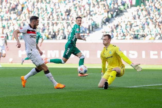 04.10.2025, xtgx, Fussball - 1.Bundesliga SV Werder Bremen - FC St.Pauli v.l. Karl Hein (Bremen, 13) Parade, haelt den Ball, faengt den Ball, pariert von Mathias Pereira Lage (St. Pauli, 28) (DFL DFB REGULATIONS PROHIBIT ANY USE OF PHOTOGRAPHS as IMAGE SEQUENCES and or QUASI-VIDEO) Bremen