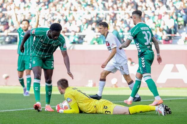 04.10.2025, xtgx, Fussball - 1.Bundesliga SV Werder Bremen - FC St.Pauli v.l. Karl Hein (Bremen, 13) Parade, haelt den Ball, faengt den Ball, pariert (DFL DFB REGULATIONS PROHIBIT ANY USE OF PHOTOGRAPHS as IMAGE SEQUENCES and or QUASI-VIDEO) Bremen