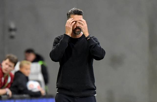 04.10.2025, xemx, Fussball 1.Bundesliga, FC Augsburg - VfL Wolfsburg v.l. Cheftrainer Sandro Wagner (FC Augsburg) enttaeuscht, enttaeuscht schauend, dissapointed, traurig, frustriert (DFL DFB REGULATIONS PROHIBIT ANY USE OF PHOTOGRAPHS as IMAGE SEQUENCES and or QUASI-VIDEO) Augsburg