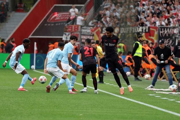 04.10.2025, xrekx, Fussball 1.Bundesliga, Bayer 04 Leverkusen - 1.FC Union Berlin v.l. Derrick Köhn Koehn (Union Berlin) Woo-yeong Jeong (Union Berlin) Amine Adli (Bayer 04 Leverkusen) Malik Tillman (Bayer 04 Leverkusen) Steffen Baumgart Trainer (Union Berlin) (DFL DFB REGULATIONS PROHIBIT ANY USE OF PHOTOGRAPHS as IMAGE SEQUENCES and or QUASI-VIDEO) Leverkusen