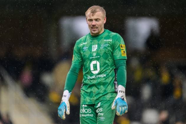 251004 Elfsborgs malvakt Isak Pettersson deppar under fotbollsmatchen i Allsvenskan mellan Mjällby och Elfsborg den 4 oktober 2025 i Hällevik. Copyright: MATHILDAxSCHULER BB251004MA055