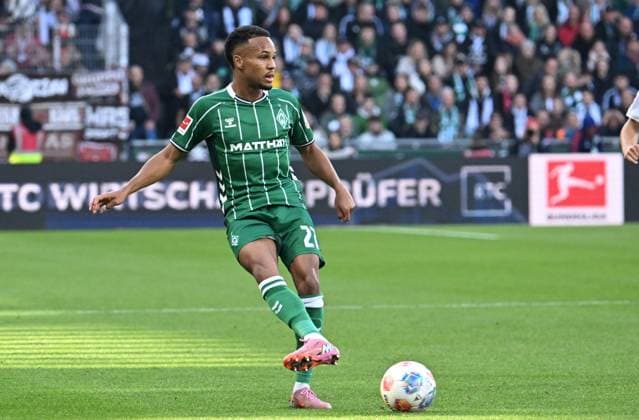 GER, 1. FBL, SV Werder Bremen vs FC St. Pauli 04.10.2025, wohninvest Weserstadion, Bremen, GER, 1. FBL, SV Werder Bremen vs FC St. Pauli im Bild picture shows Einzelaktion Aktion. Ganze Figur. Einzeln. Freisteller. Felix Agu (SV Werder Bremen 27)