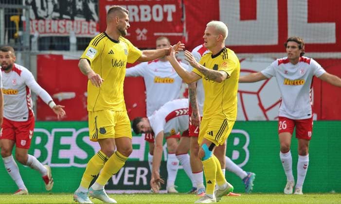 04.10.2025, xpfrx, Fussball 3.Liga, Jahn Regensburg - 1.FC Saarbrücken v.l. Kai Brünker und Florian Pick (Kaiserslautern) bejubeln das 0:1 (DFL DFB REGULATIONS PROHIBIT ANY USE OF PHOTOGRAPHS as IMAGE SEQUENCES and or QUASI-VIDEO) Regensburg