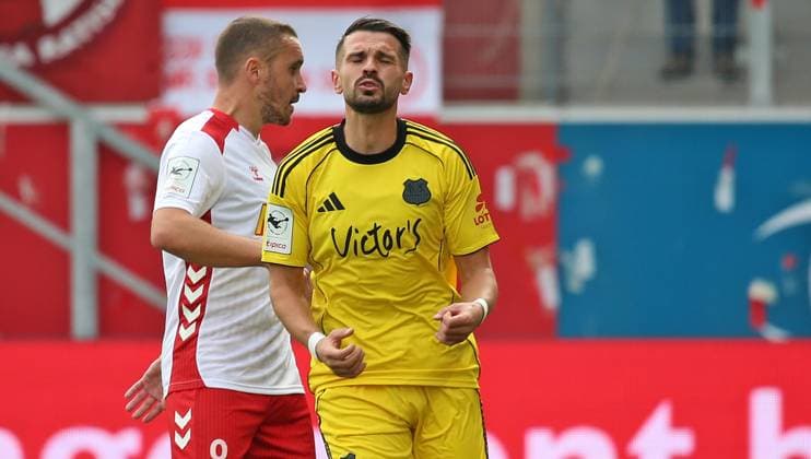 04.10.2025, xpfrx, Fussball 3.Liga, Jahn Regensburg - 1.FC Saarbrücken v.l. Kasim rabihic (Saarbrücken) bejubelt das 0:1 von Kai Brünker (Saarbrücken) (DFL DFB REGULATIONS PROHIBIT ANY USE OF PHOTOGRAPHS as IMAGE SEQUENCES and or QUASI-VIDEO) Regensburg