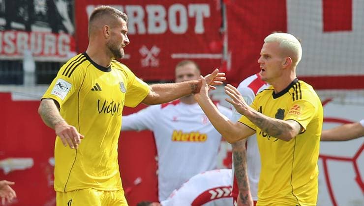 04.10.2025, xpfrx, Fussball 3.Liga, Jahn Regensburg - 1.FC Saarbrücken v.l. Kai Brünker und Florian Pick (Kaiserslautern) bejubeln das 0:1 (DFL DFB REGULATIONS PROHIBIT ANY USE OF PHOTOGRAPHS as IMAGE SEQUENCES and or QUASI-VIDEO) Regensburg
