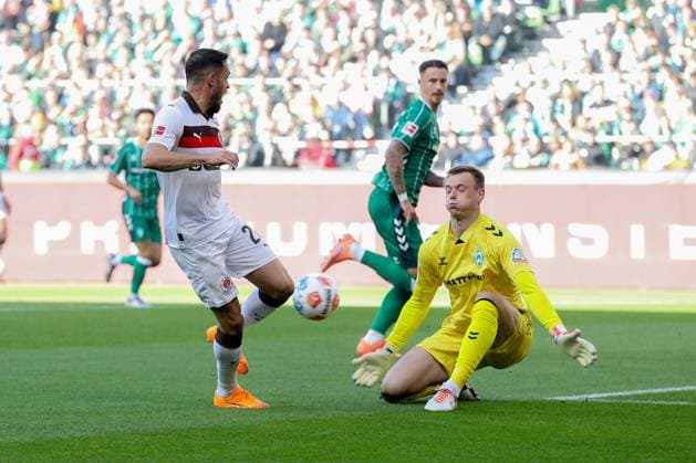 04.10.2025, xtgx, Fussball - 1.Bundesliga SV Werder Bremen - FC St.Pauli v.l. Karl Hein (Bremen, 13) Parade, haelt den Ball, faengt den Ball, pariert von Mathias Pereira Lage (St. Pauli, 28) (DFL DFB REGULATIONS PROHIBIT ANY USE OF PHOTOGRAPHS as IMAGE SEQUENCES and or QUASI-VIDEO) Bremen