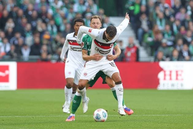 04.10.2025, xtgx, Fussball - 1.Bundesliga SV Werder Bremen - FC St.Pauli v.l. Senne Lynen (Bremen, 14), Daniel Sinani (St. Pauli, 10) Zweikampf, Duell, Kampf, tackle (DFL DFB REGULATIONS PROHIBIT ANY USE OF PHOTOGRAPHS as IMAGE SEQUENCES and or QUASI-VIDEO) Bremen