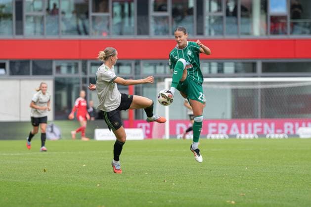 Klara Bühl (17 FC Bayern) und Hanna Nemeth (23 Bremen) in Aktion beim Google Pixel Frauen Bundesligaspiel FC Bayern München - SV Werder Bremen am 04.10.2025. München FC Bayern Campus Bayern Deutschland