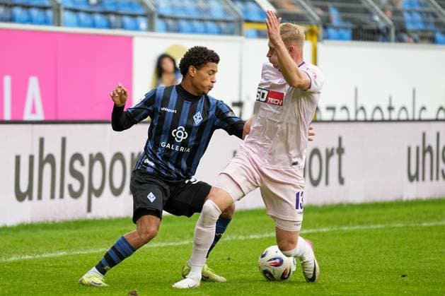 Fussball: 3. Liga, 10. Spieltag, SV Waldhof Mannheim - VfL Osnabrück am 04.10.2025 in Mannheim (Carl-Benz-Stadion), Deutschland, Saison 2025 2026 DFL REGULATIONS PROHIBIT ANY USE OF PHOTOGRAPHS AS IMAGE SEQUENCES AND OR QUASI VIDEO: Djayson Mendes (35, SVWM) im Zweikampf mit Kevin Schumacher (13, VFL). Mannheim Carl-Benz-Stadion Deutschland Copyright: xChristophxKinzingerx