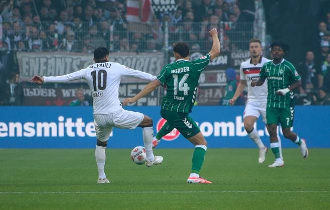 Deutschland: Fussball Bundesliga 2025 26, 6. Spieltag - SV Werder Bremen vs FC St.Pauli - Weserstadion-Stadion (Bremen): Danel Sinani (FC St. Pauli, 10) Senne Lynen (SV Werder Bremen, 14) Bremen Copyright: xAymanxAlahmedx