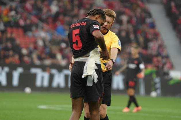 Fussball, 1 Bundesliga, Saison 2025 2026, Bayer 04 Leverkusen- 1.FC Union Berlin 04.10.2025, Bayarena Leverkusen loic bade, bandage, Bayer 04 Leverkusen , christian dingert schiedsrichter