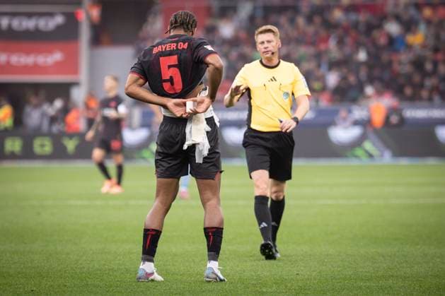 DFL: Bayer 04 Leverkusen - 1. FC Union Berlin, 04.10.2025 Bei Loic Bade (Bayer 04 Leverkusen, 5) hat sich ein Verband gelöst, Schiedsrichter Christian Dingert (Lebecksmühle) schickt ihn zur Behandlung vom Platz; Bayer 04 Leverkusen - 1. FC Union Berlin an Spieltag 6 der 1. Fußball-Bundesliga am 04.10.2025 in der BayArena in Leverkusen. DIE DFL-VORSCHRIFTEN VERBIETEN JEDE VERWENDUNG VON FOTOS ALS BILDSEQUENZEN UND ODER QUASI-VIDEO. ; Bayer 04 Leverkusen - 1. FC Union Berlin on Matchday 6 of the 1. Bundesliga on 04.10.2025 at the BayArena in Leverkusen. DFL REGULATIONS PROHIBIT ANY USE OF PHOTOGRAPHS AS IMAGE SEQUENCES AND OR QUASI-VIDEO. Copyright: xBEAUTIFULxSPORTS AxelxKohringx