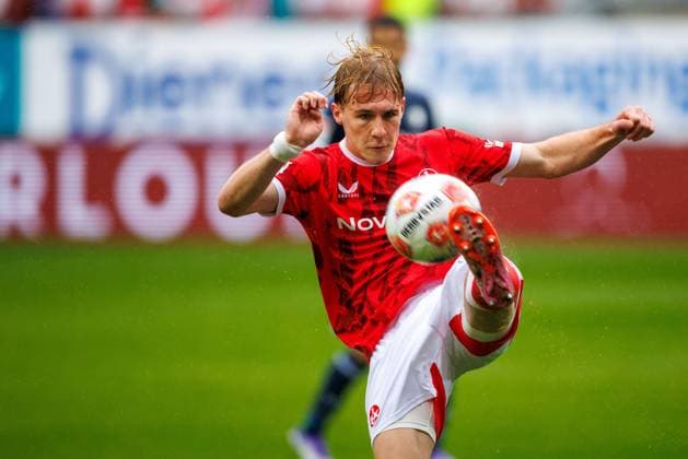 Mika Haas (1.FC Kaiserslautern) mit Ball, 1. FC Kaiserslautern vs VFL Bochum Fussball, 2. Bundesliga, 8.Spieltag, Saison 2025 2026, 04.10.2025 1. FC Kaiserslautern vs VFL Bochum Fussball, 2. Bundesliga, 8.Spieltag, Saison 2025 2026, 04.10.2025