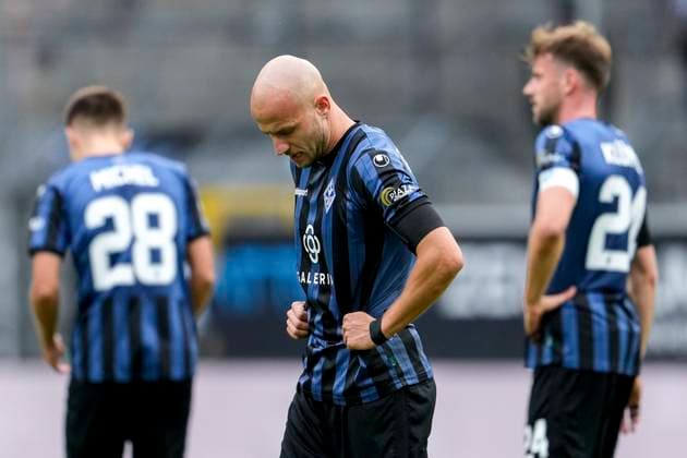 v.li.: Diego Michel (SVWM, 28), Felix Lohkemper (SVWM, 9), Lukas Klünter (SVWM, 24), Spieler vom SV Waldhof Mannheim (SVWM), enttäuscht über die Niederlage, Enttäuschung nach dem Schlusspfiff, Highlight, Verlierer, verloren, Frustration, disappointed, pessimistisch, 04.10.2025, Mannheim (Deutschland), Fussball, 3. Liga, SV Waldhof Mannheim - VfL Osnabrück, DFB DFL REGULATIONS PROHIBIT ANY USE OF PHOTOGRAPHS AS IMAGE SEQUENCES AND OR QUASI-VIDEO.