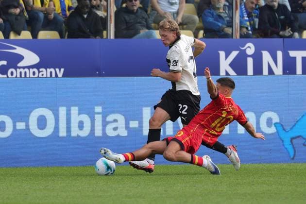 October 4, 2025, Parma, Italy: Lecce™s Medon Berisha fights for the ball against Parma™s Oliver Sorensen during the italian soccer Serie A match between Parma Calcio vs US Lecce at the Stadio Ennio Tardini in Parma, Italy, 04 october 2025. ANSA Soccer: Serie A; Parma Vs Lecce  - ZUMAa110 20251004_zaf_a110_011 Copyright: xLorenzoxCattanix