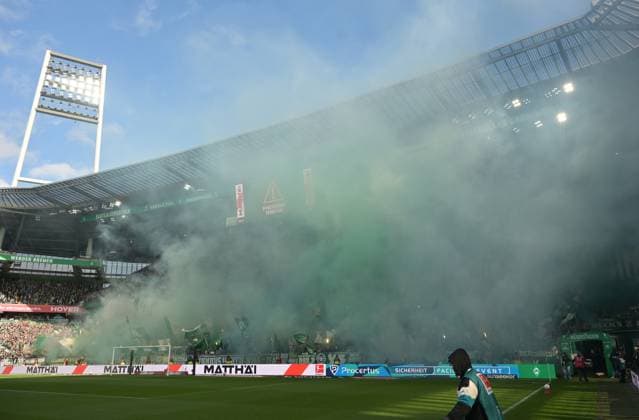 GER, 1. FBL, SV Werder Bremen vs FC St. Pauli 04.10.2025, wohninvest Weserstadion, Bremen, GER, 1. FBL, SV Werder Bremen vs FC St. Pauli im Bild picture shows Pyrotechnik. Feuer. Bengalos. Rauch. Fahnen Banner Stimmung Emotionen Fans Choreo SV Werder Bremen Gruen und Weiss glaenzt die Kurve, die dich feiernd besingt. Anzeigetafel mit dem Hinweise Pyrotechnik verboten