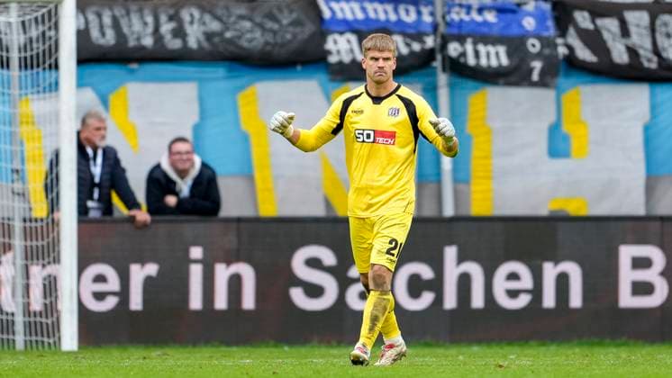 Lukas Jonsson (Torhüter, Osnabrück, 21), Spieler vom VfL Osnabrück, Jubel nach dem Schlusspfiff, Freude über den Sieg, Sieger, Gewinner, jubelt, jubeln, fröhlich, positiv, freut sich, freuen, optimistisch, Highlight, Freisteller, Ganzkörper, Einzelbild, Einzelfoto, Aktion, Action, 04.10.2025, Mannheim (Deutschland), Fussball, 3. Liga, SV Waldhof Mannheim - VfL Osnabrück, DFB DFL REGULATIONS PROHIBIT ANY USE OF PHOTOGRAPHS AS IMAGE SEQUENCES AND OR QUASI-VIDEO.