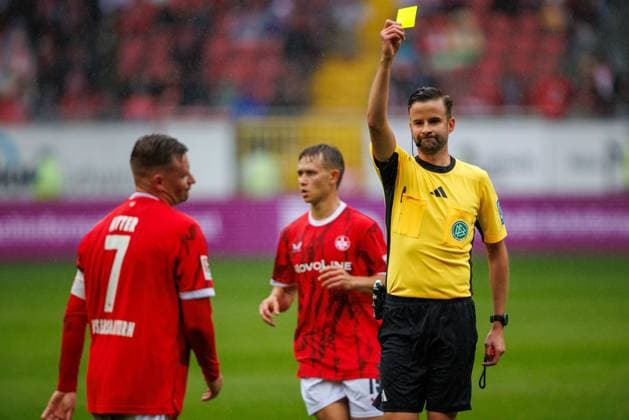 Marlon Ritter (1.FC Kaiserslautern) bekommt die gelbe Karte von Schiedsrichter Michael Bacher (Rosenheim), 1. FC Kaiserslautern vs VFL Bochum Fussball, 2. Bundesliga, 8.Spieltag, Saison 2025 2026, 04.10.2025 1. FC Kaiserslautern vs VFL Bochum Fussball, 2. Bundesliga, 8.Spieltag, Saison 2025 2026, 04.10.2025