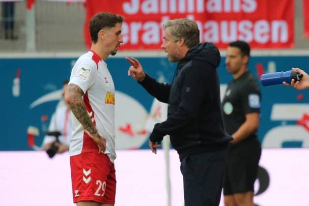 04.10.2025, xpfrx, Fussball 3.Liga, Jahn Regensburg - 1.FC Saarbrücken v.l. Adrian Fein (SSV Jahn Regensburg) Trainer Coach Michael Wimmer (SSV Jahn Regensburg) gibt Anweisungen, gestikuliert, mit den Armen gestikulieren gives instructions, gesticulate (DFL DFB REGULATIONS PROHIBIT ANY USE OF PHOTOGRAPHS as IMAGE SEQUENCES and or QUASI-VIDEO) Regensburg