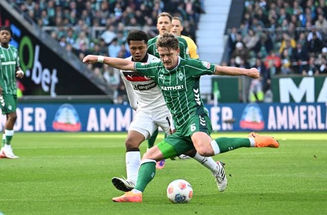 GER, 1. FBL, SV Werder Bremen vs FC St. Pauli 04.10.2025, wohninvest Weserstadion, Bremen, GER, 1. FBL, SV Werder Bremen vs FC St. Pauli im Bild picture shows Joel Chima Fujita (FC St. Pauli 16) im Zweikampf gegen Jens Stage (SV Werder Bremen 06)