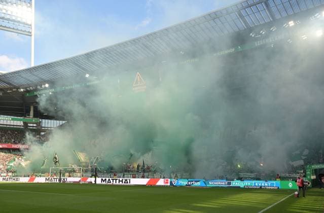 GER, 1. FBL, SV Werder Bremen vs FC St. Pauli 04.10.2025, wohninvest Weserstadion, Bremen, GER, 1. FBL, SV Werder Bremen vs FC St. Pauli im Bild picture shows Pyrotechnik. Feuer. Bengalos. Rauch. Fahnen Banner Stimmung Emotionen Fans Choreo SV Werder Bremen Gruen und Weiss glaenzt die Kurve, die dich feiernd besingt. Anzeigetafel mit dem Hinweise Pyrotechnik verboten