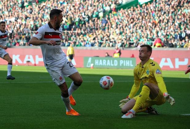 Deutschland: Fussball Bundesliga 2025 26, 6. Spieltag - SV Werder Bremen vs FC St.Pauli - Weserstadion-Stadion (Bremen): Mathias Pereira Lage (FC St. Pauli, 28) Karl Hein (SV Werder Bremen, 13) Bremen Copyright: xAymanxAlahmedx