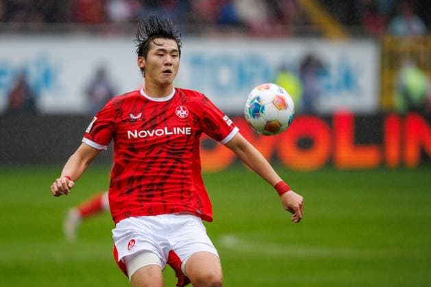 Jisoo Kim (1.FC Kaiserslautern) mit Ball, 1. FC Kaiserslautern vs VFL Bochum Fussball, 2. Bundesliga, 8.Spieltag, Saison 2025 2026, 04.10.2025 1. FC Kaiserslautern vs VFL Bochum Fussball, 2. Bundesliga, 8.Spieltag, Saison 2025 2026, 04.10.2025