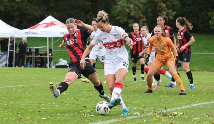 Stuttgart , Fußball 2. Bundesliga , VfB Stuttgart Frauen vs. FC Ingolstadt 04 , von links: Theresa Keitel ( Ingol ) Jana Bauschlein ( VfB )