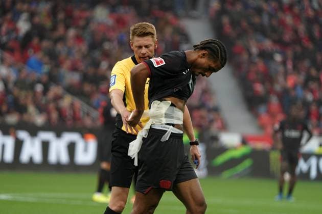 Sport Bilder des Tages Fussball, 1 Bundesliga, Saison 2025 2026, Bayer 04 Leverkusen- 1.FC Union Berlin 04.10.2025, Bayarena Leverkusen loic bade, bandage Bayer 04 Leverkusen , Aktion, Einzelbild