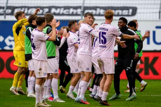 Spieler vom VfL Osnabrück, Jubel nach dem Schlusspfiff, Freude über den Sieg, Sieger, Gewinner, jubelt, jubeln, fröhlich, positiv, freut sich, freuen, optimistisch, Highlight, Action, Aktion, 04.10.2025, Mannheim (Deutschland), Fussball, 3. Liga, SV Waldhof Mannheim - VfL Osnabrück, DFB DFL REGULATIONS PROHIBIT ANY USE OF PHOTOGRAPHS AS IMAGE SEQUENCES AND OR QUASI-VIDEO.