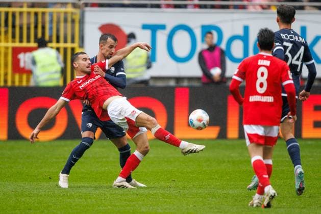 Ivan Prtajin (1.FC Kaiserslautern) im Zweikampf mit Erhan Masovic (VfL Bochum), 1. FC Kaiserslautern vs VFL Bochum Fussball, 2. Bundesliga, 8.Spieltag, Saison 2025 2026, 04.10.2025 1. FC Kaiserslautern vs VFL Bochum Fussball, 2. Bundesliga, 8.Spieltag, Saison 2025 2026, 04.10.2025