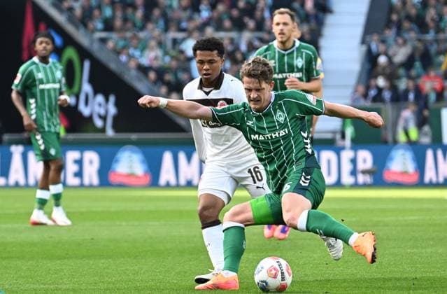 GER, 1. FBL, SV Werder Bremen vs FC St. Pauli 04.10.2025, wohninvest Weserstadion, Bremen, GER, 1. FBL, SV Werder Bremen vs FC St. Pauli im Bild picture shows Joel Chima Fujita (FC St. Pauli 16) im Zweikampf gegen Jens Stage (SV Werder Bremen 06)