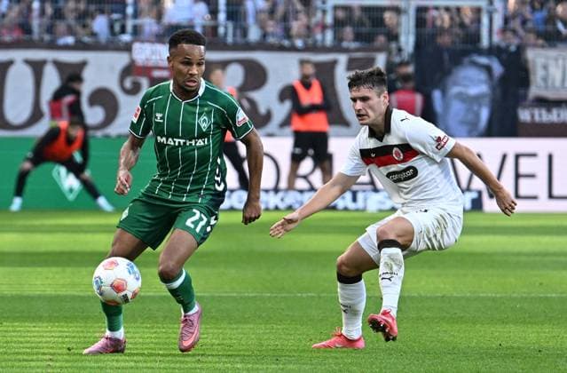 GER, 1. FBL, SV Werder Bremen vs FC St. Pauli 04.10.2025, wohninvest Weserstadion, Bremen, GER, 1. FBL, SV Werder Bremen vs FC St. Pauli im Bild picture shows Felix Agu (SV Werder Bremen 27) im Laufduell mit Arkadiusz Pyrka (FC St. Pauli 11)