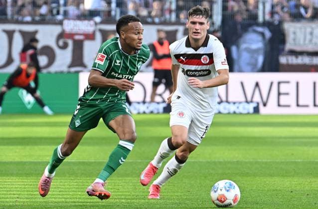 GER, 1. FBL, SV Werder Bremen vs FC St. Pauli 04.10.2025, wohninvest Weserstadion, Bremen, GER, 1. FBL, SV Werder Bremen vs FC St. Pauli im Bild picture shows Felix Agu (SV Werder Bremen 27) im Laufduell mit Arkadiusz Pyrka (FC St. Pauli 11)