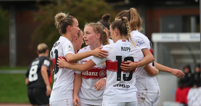 Stuttgart , Fußball 2. Bundesliga , VfB Stuttgart Frauen vs. FC Ingolstadt 04 , Jubel VfB , von links: Jana Beuschlein Linette Hofmann Leonie Kopp