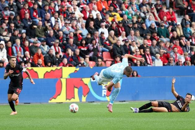 04.10.2025, xrekx, Fussball 1.Bundesliga, Bayer 04 Leverkusen - 1.FC Union Berlin v.l. Alejandro Grimaldo (Bayer 04 Leverkusen) . Andrej Ilic (Union Berlin) Amine Adli (Bayer 04 Leverkusen) kein Foul (DFL DFB REGULATIONS PROHIBIT ANY USE OF PHOTOGRAPHS as IMAGE SEQUENCES and or QUASI-VIDEO) Leverkusen