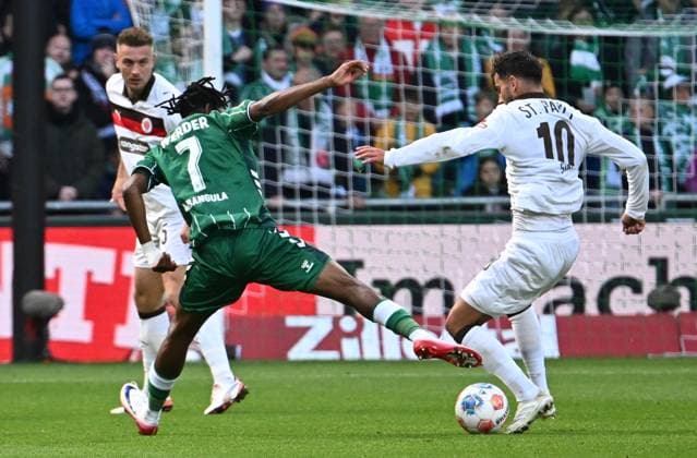 GER, 1. FBL, SV Werder Bremen vs FC St. Pauli 04.10.2025, wohninvest Weserstadion, Bremen, GER, 1. FBL, SV Werder Bremen vs FC St. Pauli im Bild picture shows Samuel Mbangula (SV Werder Bremen 07) im Zweikampf gegen Danel Sinani (FC St. Pauli 10)