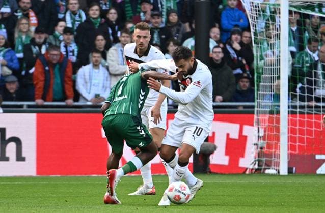 GER, 1. FBL, SV Werder Bremen vs FC St. Pauli 04.10.2025, wohninvest Weserstadion, Bremen, GER, 1. FBL, SV Werder Bremen vs FC St. Pauli im Bild picture shows Samuel Mbangula (SV Werder Bremen 07) im Zweikampf gegen Danel Sinani (FC St. Pauli 10)