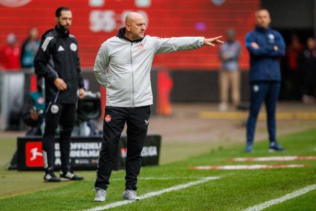 Thorsten Lieberknecht (Trainer 1.FC Kaiserslautern) an der Seitenlinie, 1. FC Kaiserslautern vs VFL Bochum Fussball, 2. Bundesliga, 8.Spieltag, Saison 2025 2026, 04.10.2025 1. FC Kaiserslautern vs VFL Bochum Fussball, 2. Bundesliga, 8.Spieltag, Saison 2025 2026, 04.10.2025