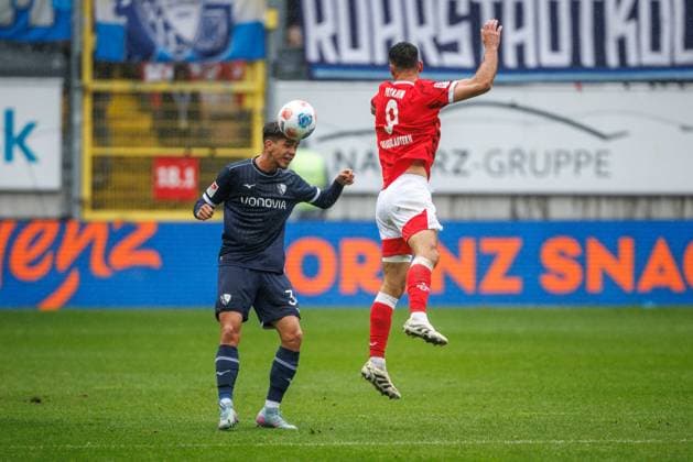 Cajetan Lenz (VfL Bochum) im Zweikampf mit Ivan Prtajin (1.FC Kaiserslautern), 1. FC Kaiserslautern vs VFL Bochum Fussball, 2. Bundesliga, 8.Spieltag, Saison 2025 2026, 04.10.2025 1. FC Kaiserslautern vs VFL Bochum Fussball, 2. Bundesliga, 8.Spieltag, Saison 2025 2026, 04.10.2025