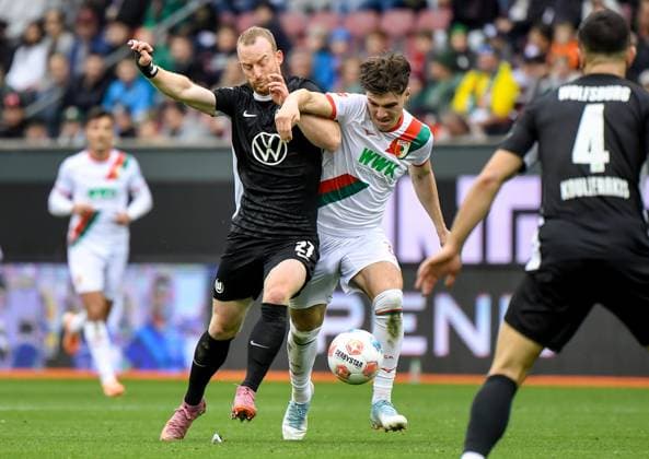 04.10.2025, xemx, Fussball 1.Bundesliga, FC Augsburg - VfL Wolfsburg v.l. Maximilian Arnold (VfL Wolfsburg), Mert Koemuer (FC Augsburg) Zweikampf, Aktion, action, battle for the ball (DFL DFB REGULATIONS PROHIBIT ANY USE OF PHOTOGRAPHS as IMAGE SEQUENCES and or QUASI-VIDEO) Augsburg
