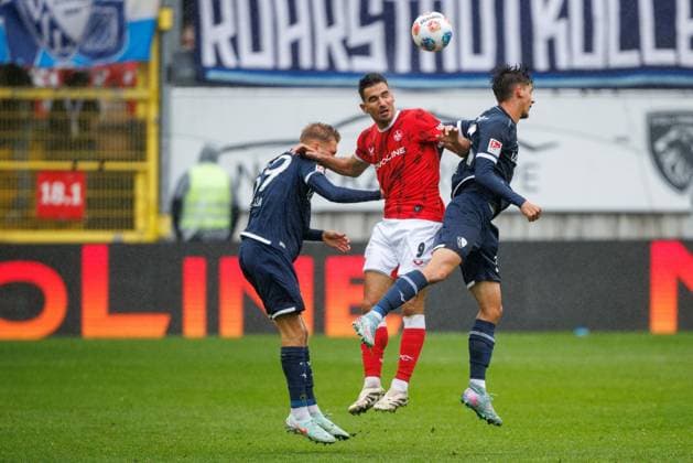 Ivan Prtajin (1.FC Kaiserslautern) im Kopfballduell mit Leandro Morgalla (VfL Bochum) und Cajetan Lenz (VfL Bochum), 1. FC Kaiserslautern vs VFL Bochum Fussball, 2. Bundesliga, 8.Spieltag, Saison 2025 2026, 04.10.2025 1. FC Kaiserslautern vs VFL Bochum Fussball, 2. Bundesliga, 8.Spieltag, Saison 2025 2026, 04.10.2025
