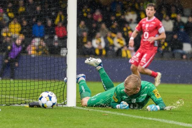 251004 Elfsborgs malvakt Isak Pettersson under fotbollsmatchen i Allsvenskan mellan Mjällby och Elfsborg den 4 oktober 2025 i Hällevik. Copyright: MATHILDAxSCHULER BB251004MA059
