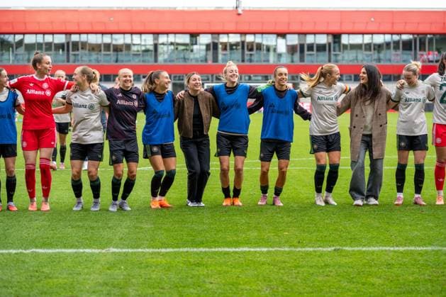 Ena Mahmutovic (32 Bayern), Magdalena Eriksson (5 FC Bayern) , Pernille Harder (21 Bayern) , Katharina Naschenweng (19 FC Bayern) , Carolin Simon (30 FC Bayern) Natalia Padilla Bidas (23 Bayern) , Glodis Viggosdottir (4 FC Bayern) , Jovana Damnjanovic (9 Bayern) ubd Franziska Kett (20 Bayern) feiern nach dem Sieg beim Google Pixel Frauen Bundesligaspiel FC Bayern München - SV Werder Bremen am 04.10.2025. München FC Bayern Campus Bayern Deutschland