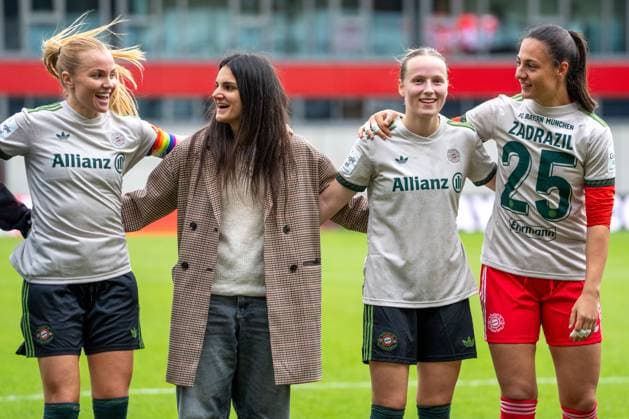 Glodis Viggosdottir (4 FC Bayern) , Jovana Damnjanovic (9 Bayern) , Franziska Kett (20 Bayern) und Maria Luisa Grohs (1 Bayern) im Sarah Zadrazil (25 FC Bayern) Trikot feiern den Sieg nach dem Google Pixel Frauen Bundesligaspiel FC Bayern München - SV Werder Bremen am 04.10.2025. München FC Bayern Campus Bayern Deutschland