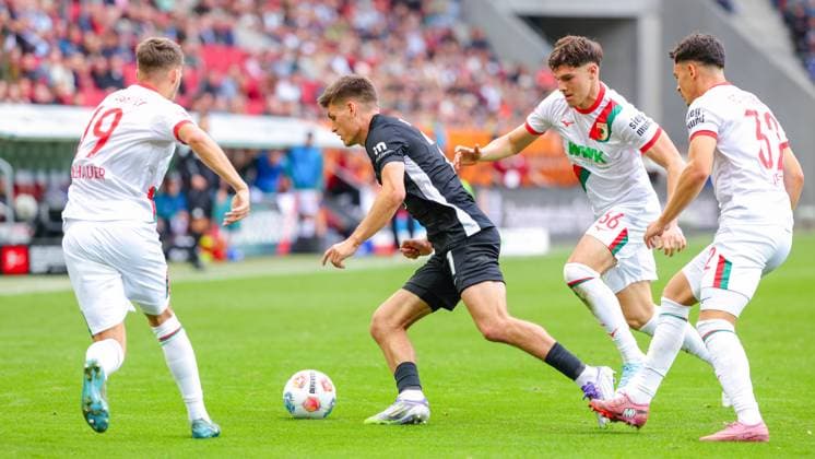 Joakim Maehle (21, VfL Wolfsburg), Mert Kömür (36, FC Augsburg), Fabian Rieder (32, FC Augsburg), im Vordergrund Robin Fellhauer (19, FC Augsburg) beim Spiel zwischen FC Augsburg v VfL Wolfsburg, Fußball, Herren, Bundesliga, 2025 2026, 6.Spieltag am 04.10.2025 in Augsburg, WWK-Arena. DFL and DFB regulations prohibit any use of photographs as image sequences and or quasi-video. Bayern Deutschland