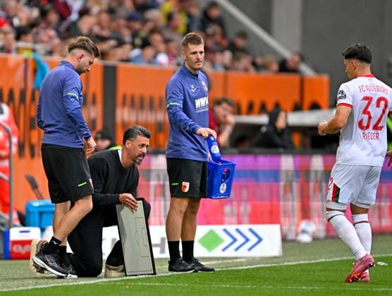 RECORD DATE NOT STATED 04.10.2025, Fussball 1. Bundesliga 2025 2026, 6.Spieltag, FC Augsburg - VfL Wolfsburg, in der WWK-Arena Augsburg. Trainer Sandro Wagner (FC Augsburg) zeigt Fabian Rieder (FC Augsburg) die Taktiktafel