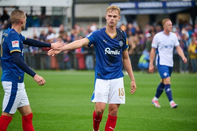 04.10.2025, Fußball, Herren, 2.BL (Bundesliga), Saison 2025 2026, Holstein Kiel - SV Darmstadt 98, 8. Spieltag Kasper Davidsen klatscht enttäuscht David Zec ab Kiel, Holstein-Stadion Holstein-Stadion Schleswig-Holstein Deutschland